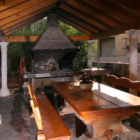 Апартаменти Daniela *